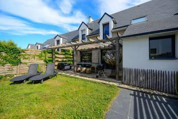 Location de vacances pour 8 personnes, avec terrasse et jardin dans Kerhostin