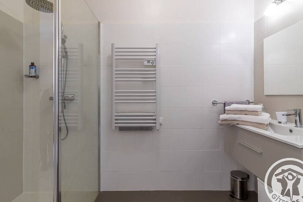 Encantadora habitación en Doué-en-Anjou con piscina y desayuno local in Saint-Georges-sur-Layon, Valle del Loira