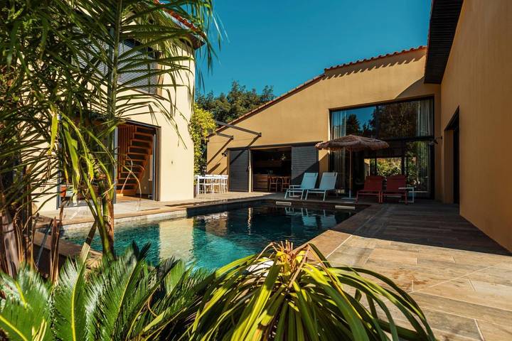 Location de vacances pour 10 personnes, avec Terrasse ainsi que Jardin et Piscine à Baho