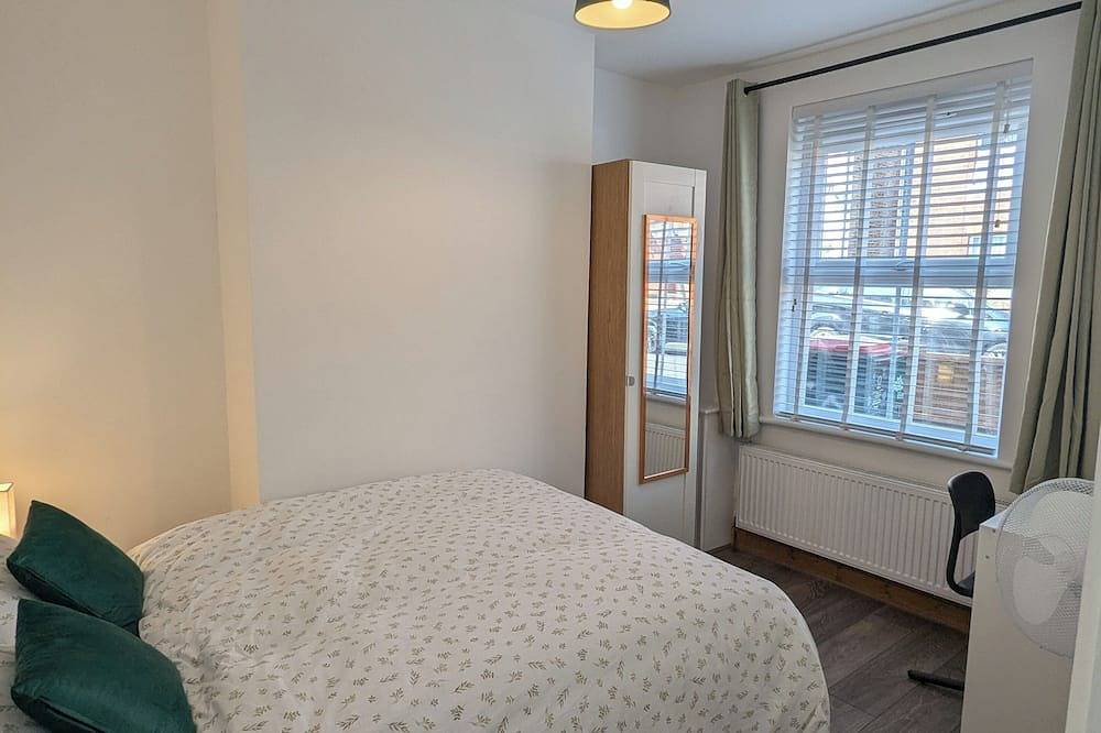 6 minutes from Gatwick Airport.  33 minutes from Central London by train. in Crawley, West Sussex