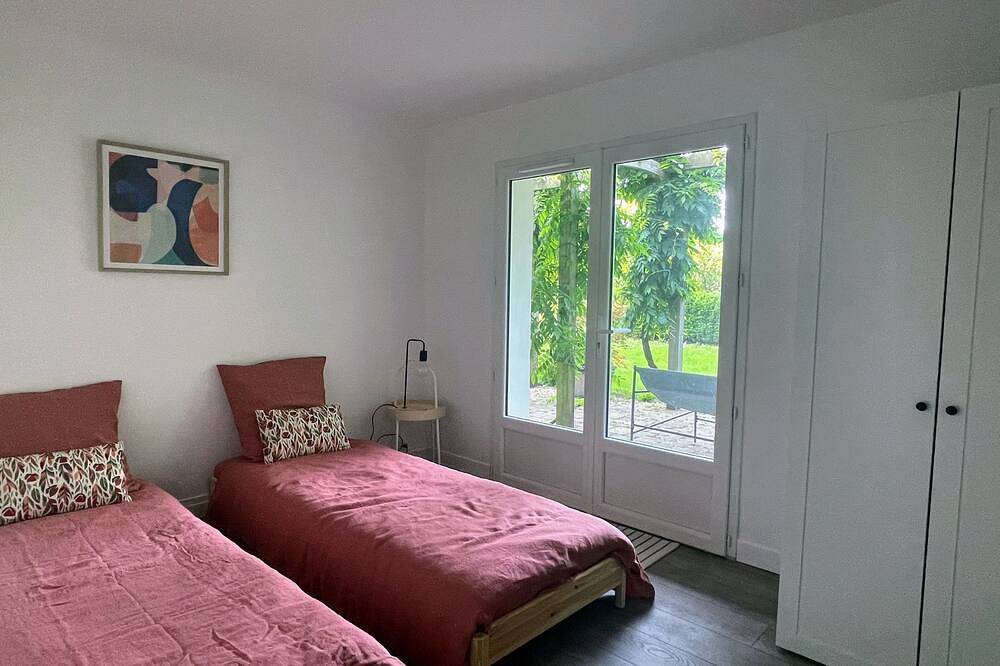 Appartement entier, Gîte  tout confort, spacieux jardin avec piscine, proche de l'Erdre. in Sucé-sur-Erdre, Région de Nantes