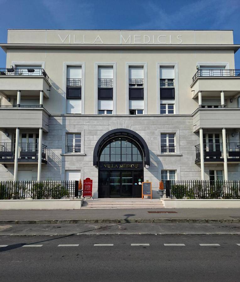 Appartement entier, One-Bedroom Apartment in Saint-Cyr-l'École, Yvelines