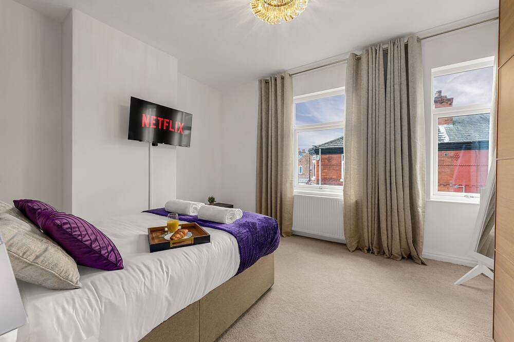 Bright & Cosy 3-bed Reddish Home near Manchester | Easy access to motorway in Stockport, Greater Manchester