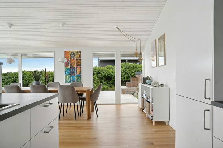 Nyrenoveret sommerhus med udsigt over Aarhus bugt in Rønde, Syddjursland