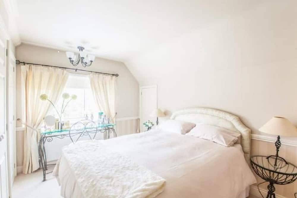 Cheerful 3 bedroom house with generous rear garden in Canterbury\n in Kent