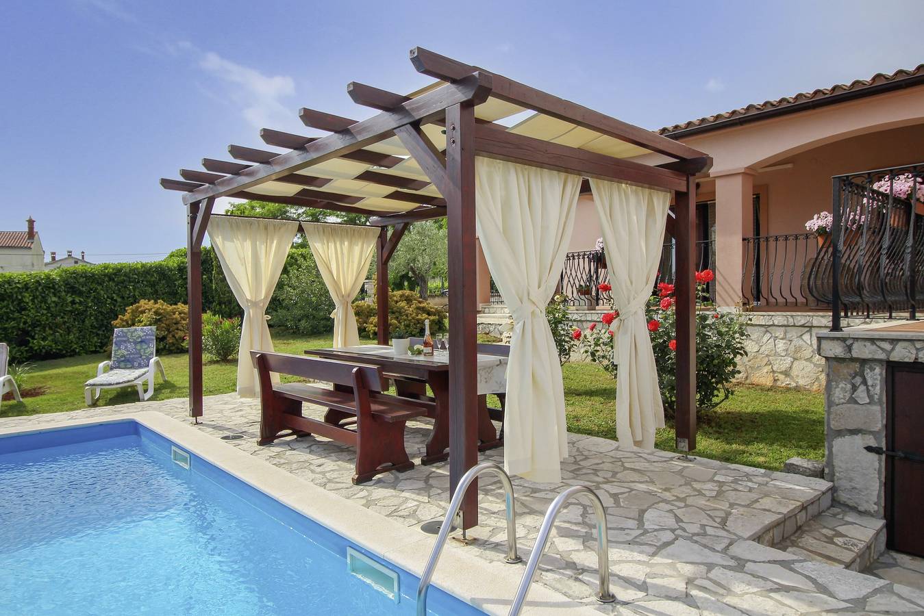 Ferienhaus Luna * 1000 m2 eingezäunter Garten, Terrasse, privater Pool in Marčana, Südküste Istrien