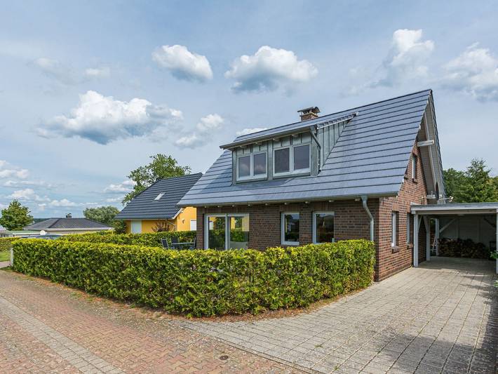 Ferienhaus für 5 Personen, mit Garten und Terrasse sowie Pool und Seeblick, kinderfreundlich in Mecklenburgische Seenplatte