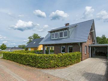 Ferienhaus für 5 Personen, mit Garten und Pool sowie Terrasse und Seeblick, kinderfreundlich in Göhren-Lebbin