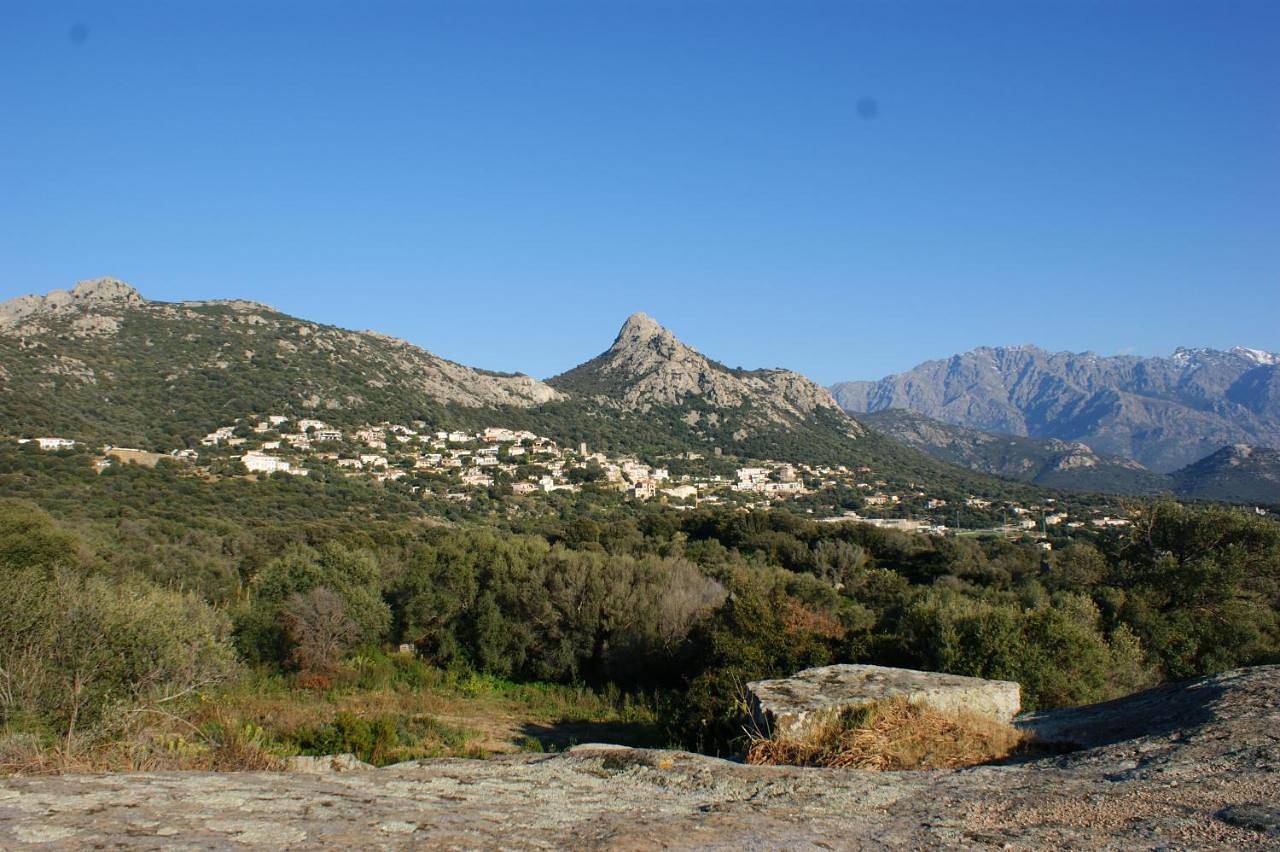 Belle location sur Lumio avec vue remarquable et jardin in Lumio, Région de Calvi