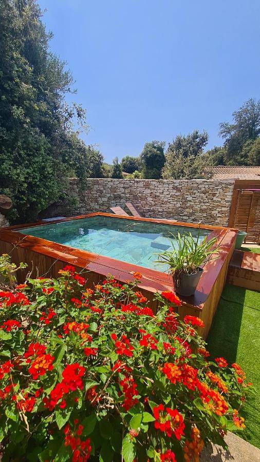 Parc de vacances pour 4 personnes, avec Terrasse ainsi que Jardin et Piscine en Corse-du-Sud - 2