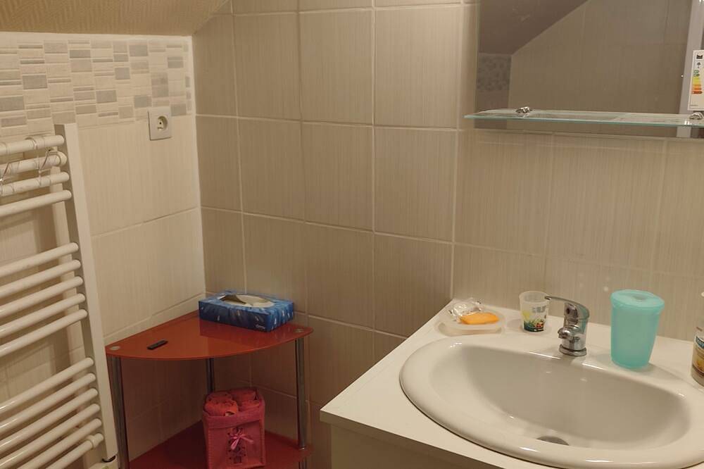 Apartamento entero, Loft with small kitchen. Suitable for students or people on the move in Bricquebec, Côte de la Déroute