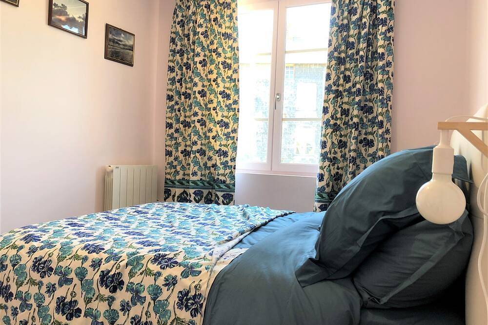 Small house in town center with large garden, quiet and comfortable, sleeps 2-4 in Sainte-Famille-en-Auge, Lisieux (Região)