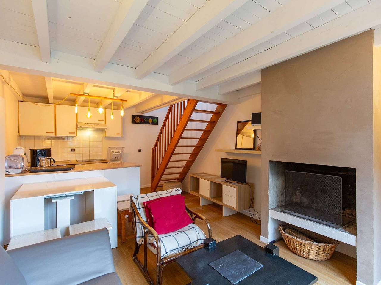 Ganze Wohnung, Charmantes T3 Duplex 5 Pers. im ruhigen Dorf mit privater Terrasse in Viella (Hautes-Pyrénées), Nationalpark Pyrenäen