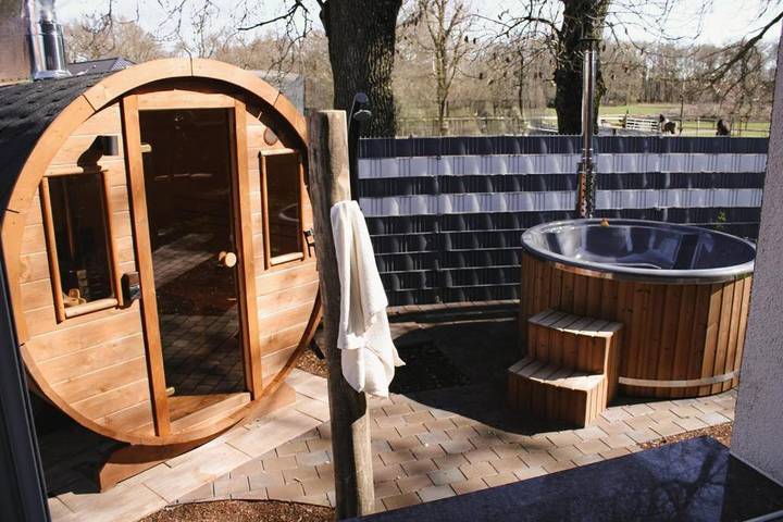 Ferienhaus für 6 Personen, mit Whirlpool und Terrasse sowie Garten und Sauna