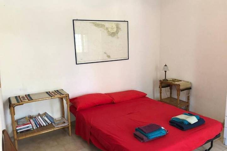 Available July 4–18: Casa Rossa with a garden overlooking the sea in Spiaggia di Caucana, Santa Croce Camerina
