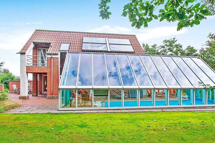 Ferienhaus für 6 Personen, mit Pool und Whirlpool sowie Terrasse in Hvalpsund