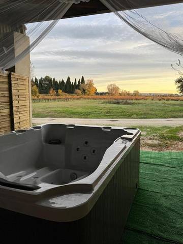 Gîte pour 2 personnes, avec jardin et jacuzzi à Richerenches