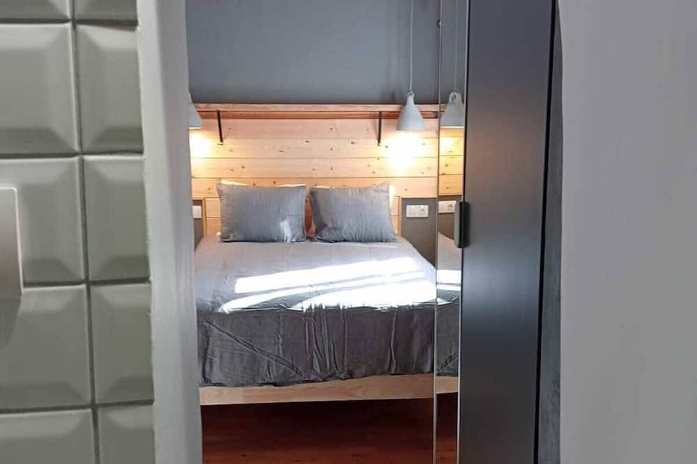 Your Koroni Escape Starts Here: Central Apartment near Zaga Beach and Tavernas. in Koroni, Messenia region