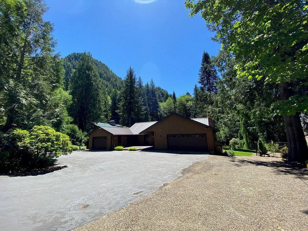 Feel at home in the mountains by a creek w/hot-tub in Welches, Mount Hood