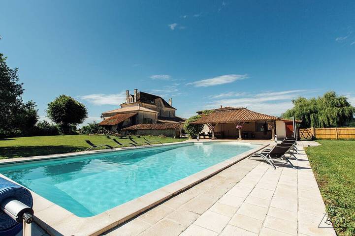 Gîte pour 20 personnes, avec jacuzzi ainsi que terrasse et jardin à Saint-Germain-de-Vibrac