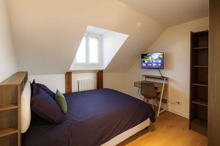 House with 9 Private Suites near Le Mans Circuit in Le Mans, Sarthe
