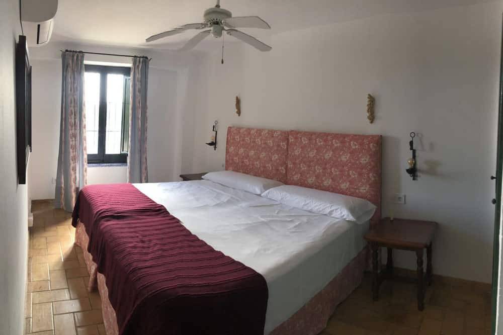 Rural house with pool and paddle tennis court 4 km from Montilla in Montilla, Córdoba Province