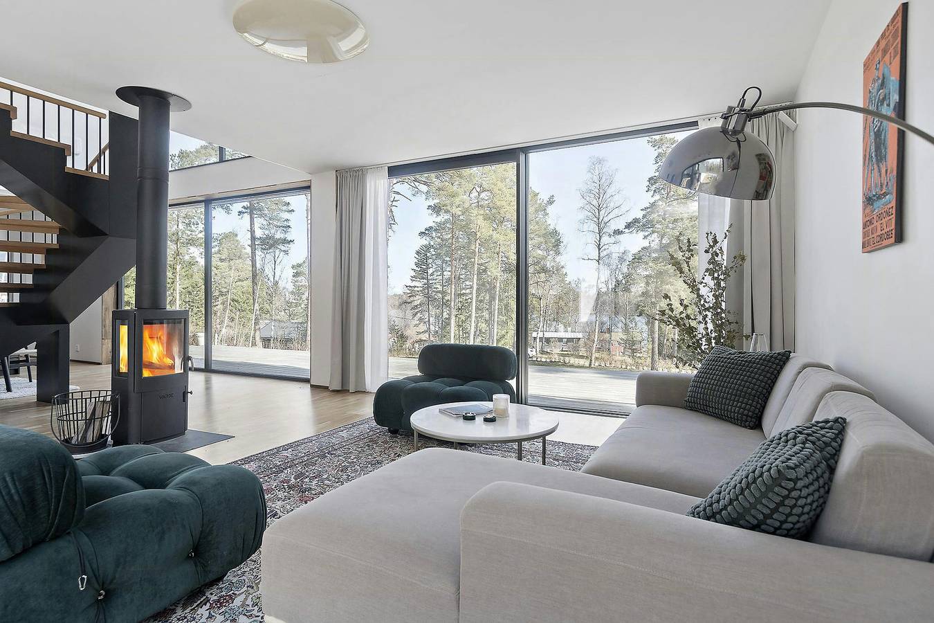 Luftiges Haus mit großen Glasflächen auf Adelsö in Adelsö, Mälaren