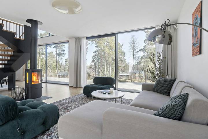Luftigt hus med stora glaspartier på Adelsö in Adelsö, Mälaren