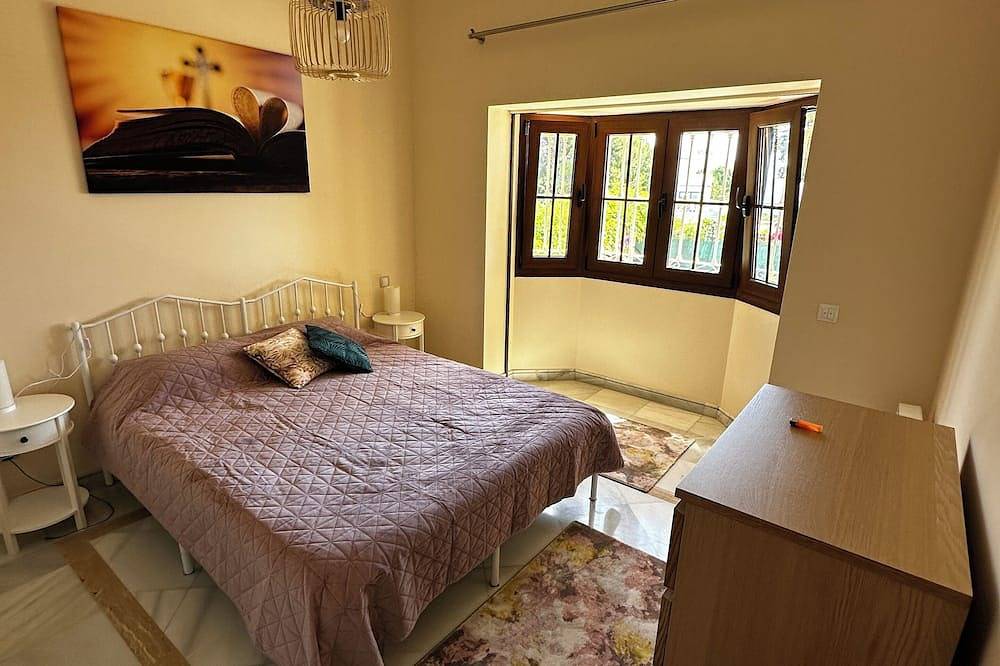 Villa Picasso Tranquila y Espaciosa, Cerca del Casco Antiguo y Paseo Maritimo in Marbella Centre, Marbella