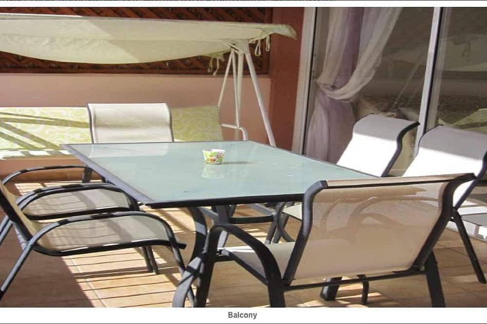 Entire apartment, 2 Bedroom Apartment/Sleeps 6 in Paphos, South Cyprus