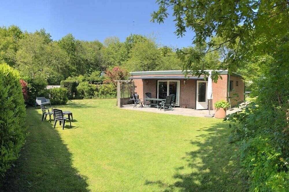 Duinoord 22 Bungalow con mucha libertad personal en un lugar verde de vacaciones in Playa de Renesse, Renesse
