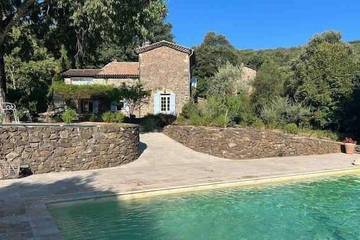 Gîte pour 10 personnes, avec jardin à Corbès