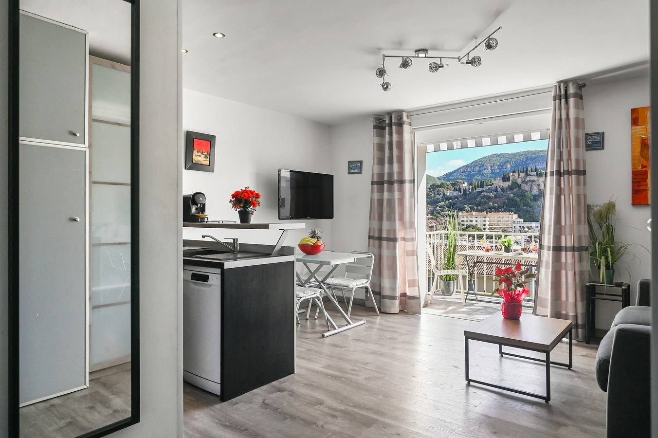 Appartement entier, Appartement 'Le Panorama' avec vue mer, balcon et Wi-Fi, parking in Cassis, Parc national des Calanques