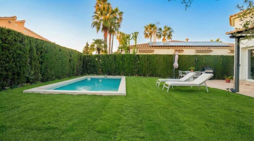 Chalet para 4 personas, con jardín y piscina - 1