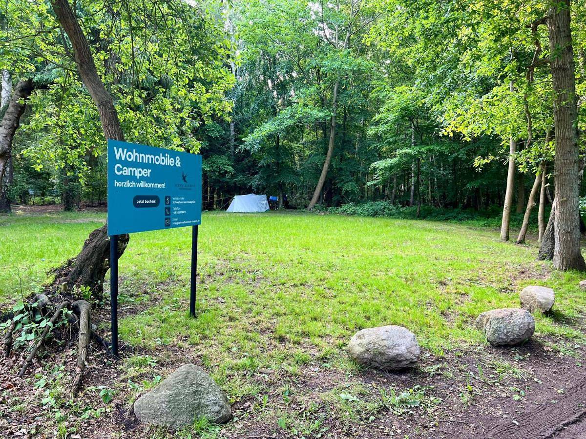 Campingplatz auf Rügen - Stellplatz für Wohnmobile , Wohnwagen , auch zum Zelten - in direkter Nähe zum Naturstrand -Natur Pur - Feriensiedlung Schwalbennest in Bakenberg, Dranske