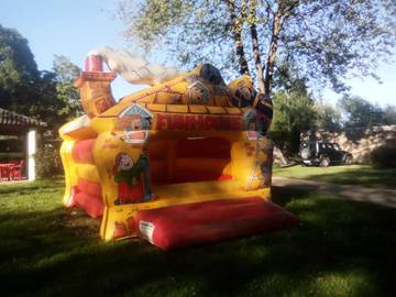 Camping pour 4 personnes, avec piscine ainsi que sauna et terrasse dans Indre