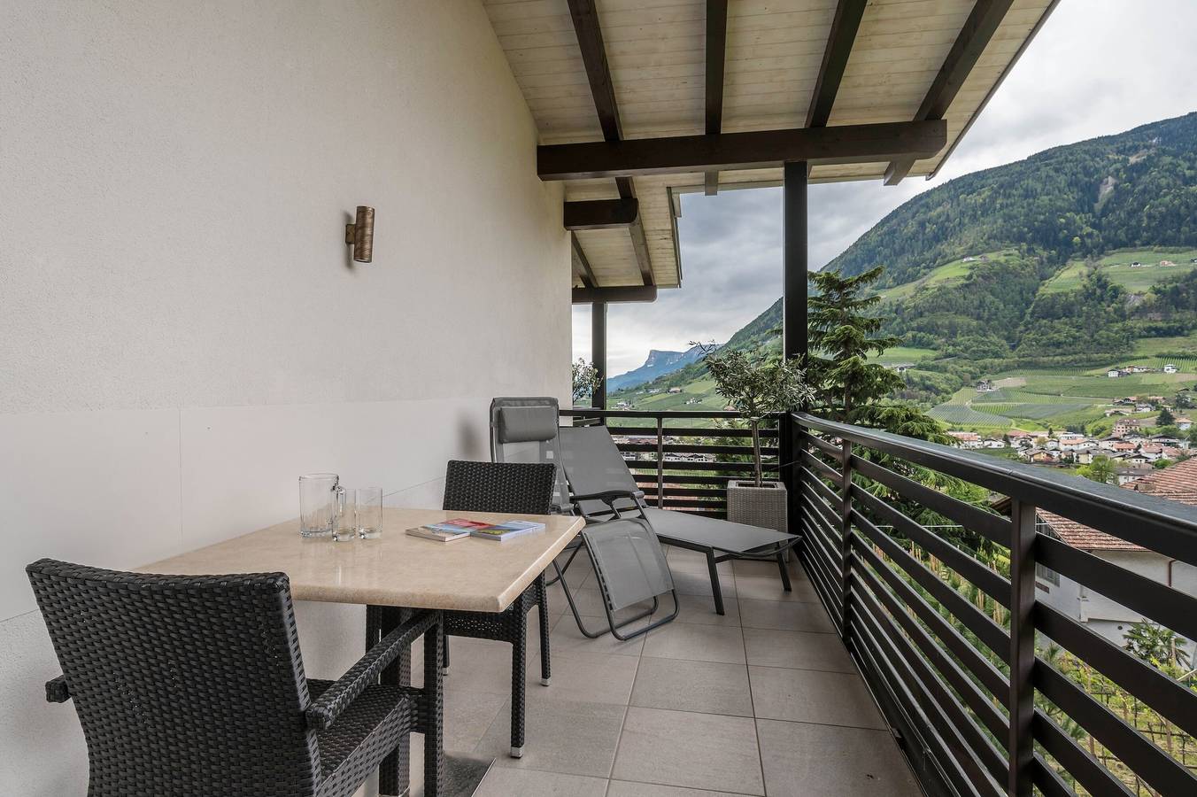 Ganze Wohnung, Ferienwohnung 'Alagundis Pyropus' mit Bergblick, Gemeinschaftspool und Wlan in Algund, Texelgruppe