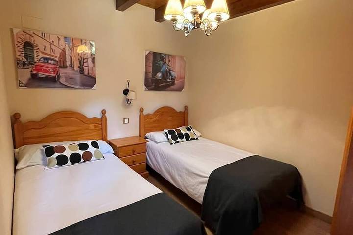Individual stone house with 450m2 garden, secure pool, gazebo and barbecue. in Rasines, Kantabrische Küste