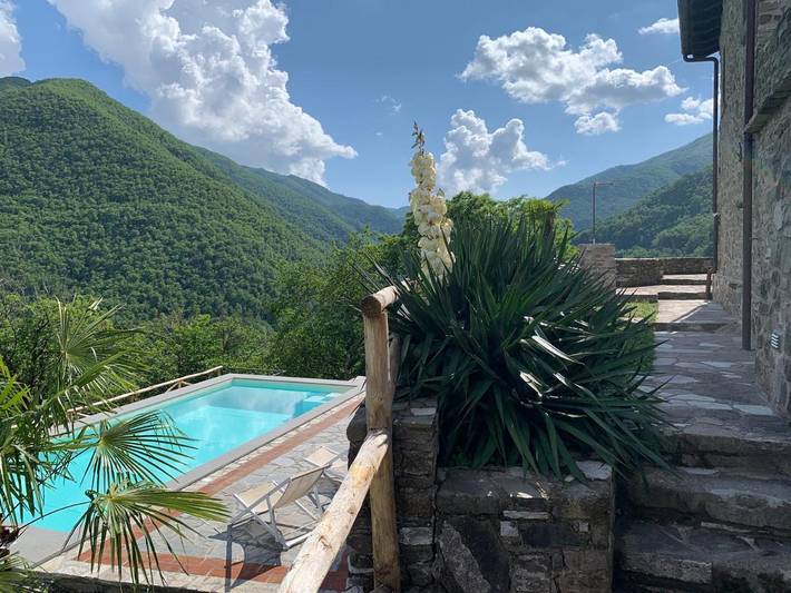 Location de vacances pour 8 personnes, avec jardin ainsi que piscine et vue, animaux acceptés à Zeri