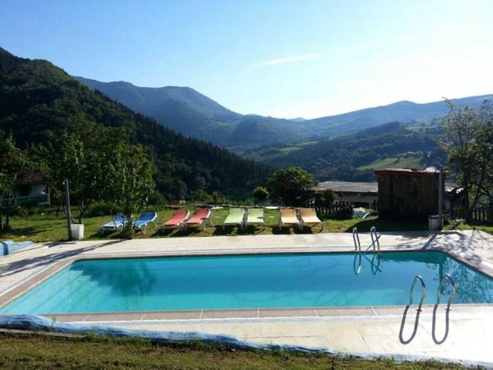 Hôtel pour 3 personnes, avec Terrasse et Jardin ainsi que Piscine et Vue dans Quincoces de Yuso