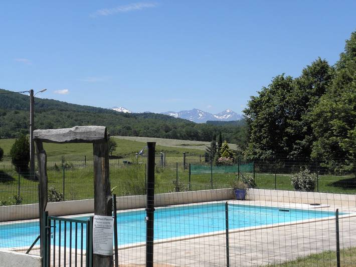 Gîte pour 12 personnes, avec jardin ainsi que piscine et terrasse