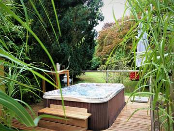 Ferienwohnung für 3 Personen, mit Garten und Sauna sowie Whirlpool und Pool, kinderfreundlich in Oberhausen