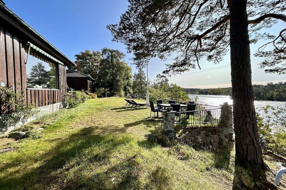 Waterfront villa in Långstrandsudd: Panoramic views, private sauna, and dock in Arcipelago di Stoccolma