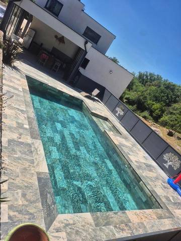 Gîte pour 4 personnes, avec piscine ainsi que vue et terrasse à Saint-Martin-de-Valgalgues