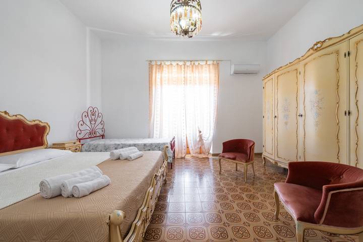 Entire apartment, Domus Mario – Spacious Apartment in the Heart of Sant’Antioco in Sant'Antioco City, Sant'Antioco