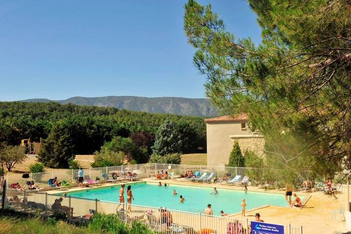 Location de vacances pour 6 personnes, avec Balcon et Terrasse ainsi que Jardin et Piscine à Beaumettes