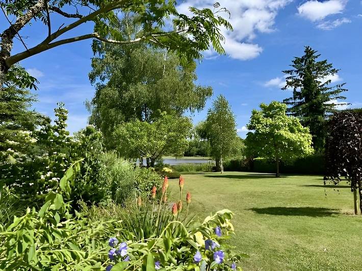 Gîte pour 4 personnes, avec terrasse ainsi que vue sur le lac et jardin à Saint-Viâtre