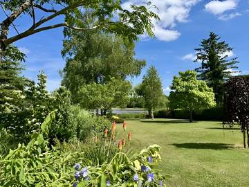 Gîte pour 4 personnes, avec jardin ainsi que vue sur le lac et terrasse à Saint-Viâtre