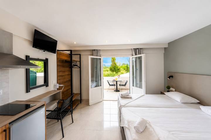 Gîte pour 2 personnes, avec Jardin et Piscine dans Kavos - 3