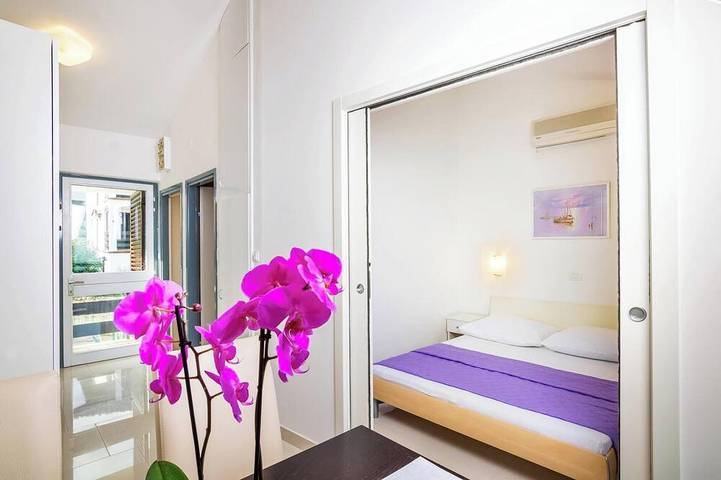 Appartement entier, Appartement Avec Terrasse Et Belle Vue Sur La Mer, à 300 m De La Plage + in Raša, Côte Est de l'Istrie